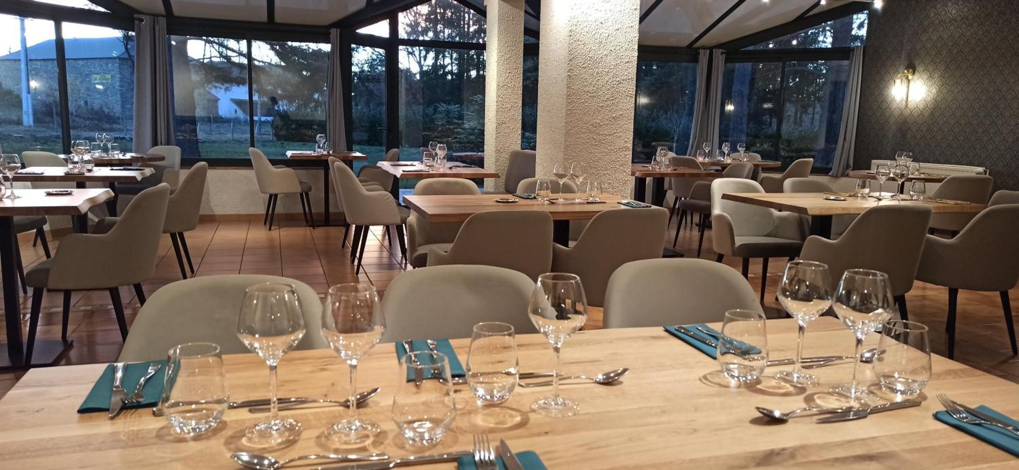 Hotel Restaurant Logis La Meridienne Anglards de Saint Flour Exteriör bild